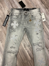 Load image into Gallery viewer, JORDAN CRAIG SYIP VEGAN LEATHER CROSS PATCH JEANS JTF2266 (CEMENT WASH)