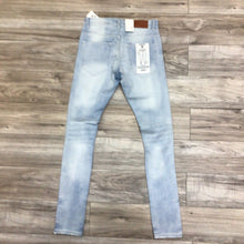 Load image into Gallery viewer, FOCUS LIGHT WASH DISTRESSED W/MOTTO JEANS