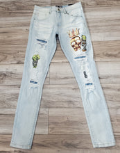 Load image into Gallery viewer, MOTIVE DENIM "MIND OF A HUSTLER" JEANS (LIGHT BLUE)