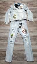 Load image into Gallery viewer, MOTIVE DENIM "MIND OF A HUSTLER" JEANS (LIGHT BLUE)