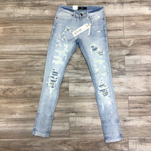 Load image into Gallery viewer, FOCUS LIGHT WASH DISTRESSED W/MOTTO JEANS