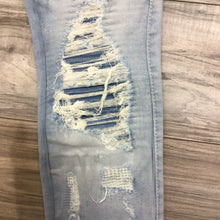 Load image into Gallery viewer, FOCUS LIGHT WASH DISTRESSED W/MOTTO JEANS