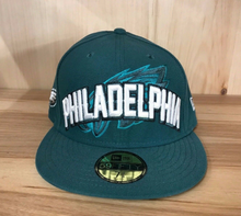 Load image into Gallery viewer, PHILADELPHIA EAGLES NEW ERA FITTED HAT ON FIELD - MIDNIGHT GREEN