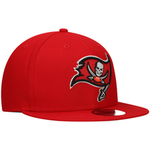 Load image into Gallery viewer, Tampa Bay Buccaneers New Era Basic 9FIFTY Snapback Hat - Red
